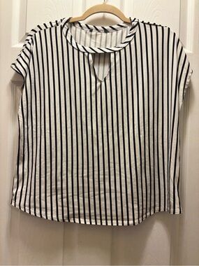 Striped Short Sleeve Keyhole Top in Black and White